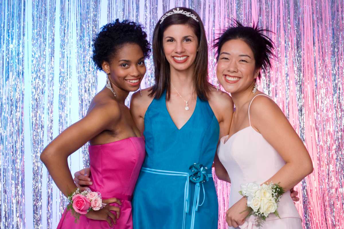 Girls with queen at prom