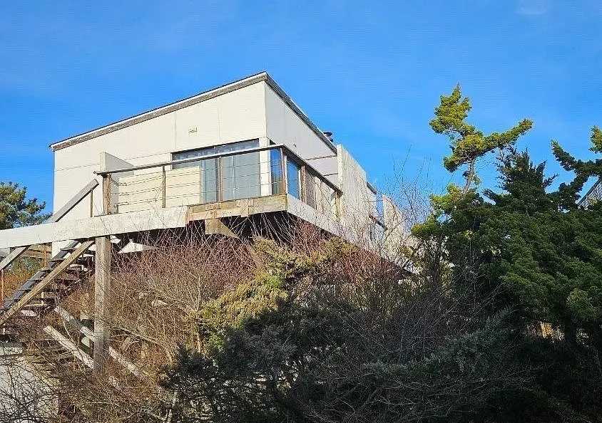 65 Island Walk, Lonelyville