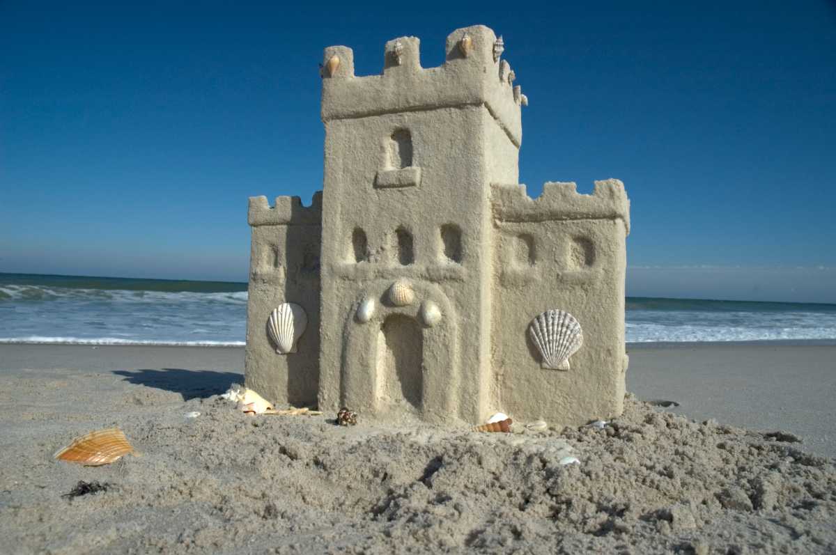 A competition of sand castles! This years theme is Renaissance Architecture. Build anything: the Florentine Duomo, St. Peter’s Basilica, or anything with a such style! Castles are judged based on detail and creativity. You get a plot of beach and get to build anything. Drinks and water will be available.