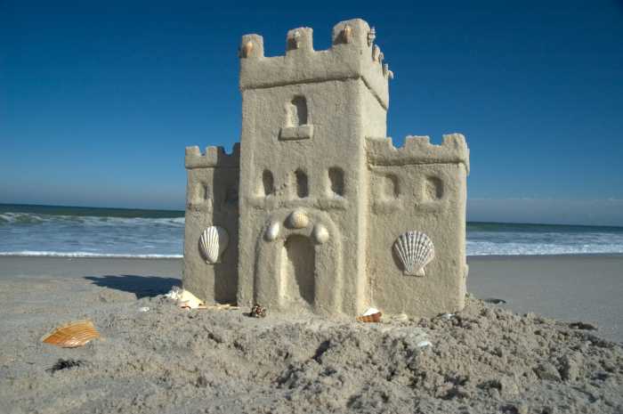 A competition of sand castles! This years theme is Renaissance Architecture. Build anything: the Florentine Duomo, St. Peter’s Basilica, or anything with a such style! Castles are judged based on detail and creativity. You get a plot of beach and get to build anything. Drinks and water will be available.