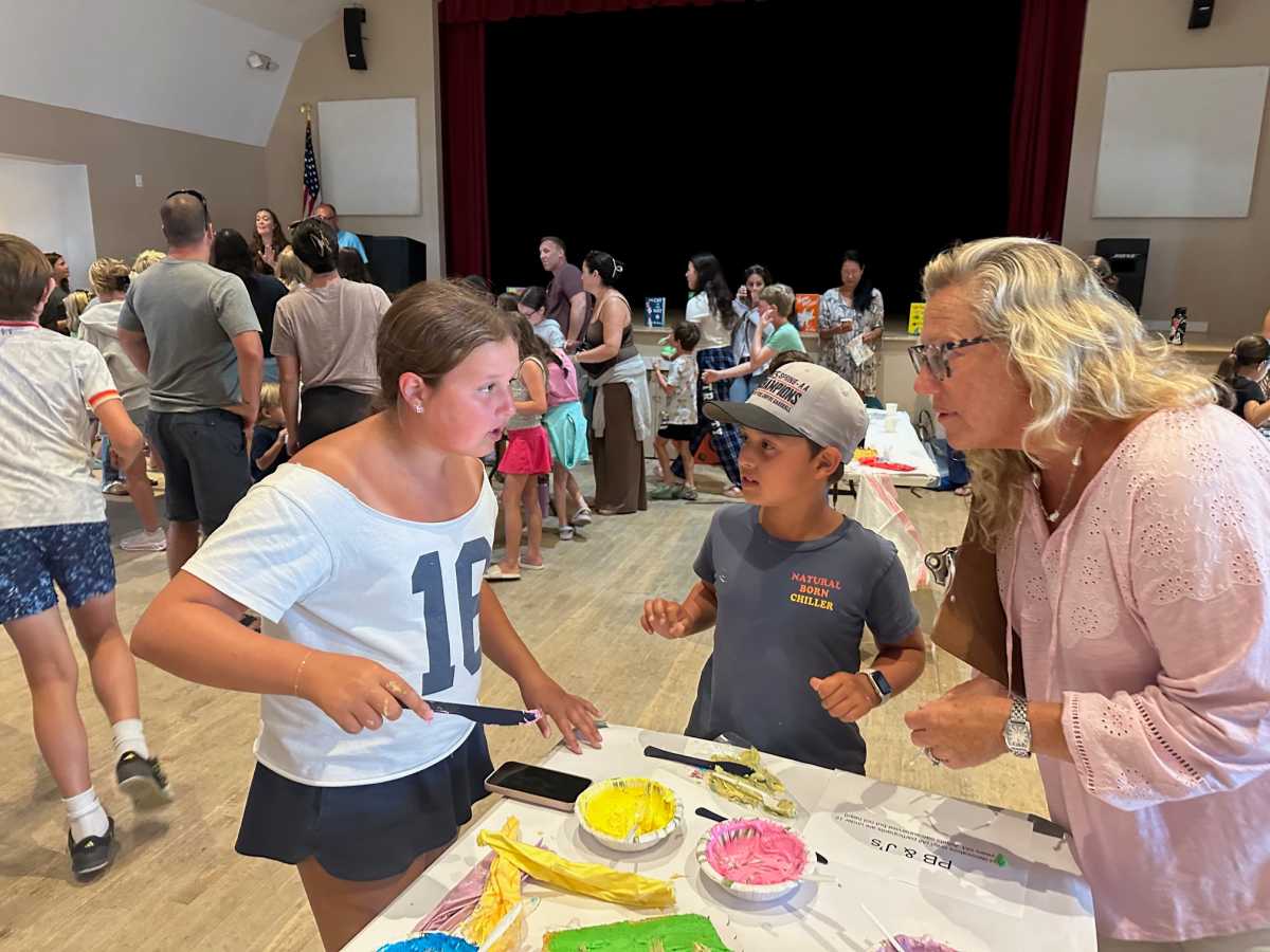 Oh, the places frosting will go! Cake Wars returned to Ocean Beach on August 19 for its fourth competition. The Ocean Beach Association (OBA) again sponsored this community cake decorating challenge, and this year’s theme was Dr. Seuss. Thirty teams were each given a basic sheet cake and tickets that could be exchanged for frosting and candy toppings. Additional tickets could be had through Seuss trivia knowledge.
