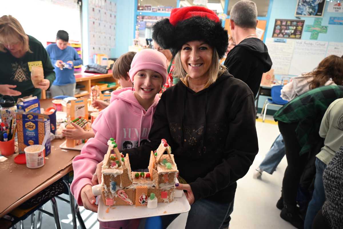 Fifth-grade students at Manetuck Elementary School in the West Islip Union Free School District kicked off the holiday season with a festive, hands-on activity, designing and decorating their own gingerbread houses alongside guests on Dec. 12.