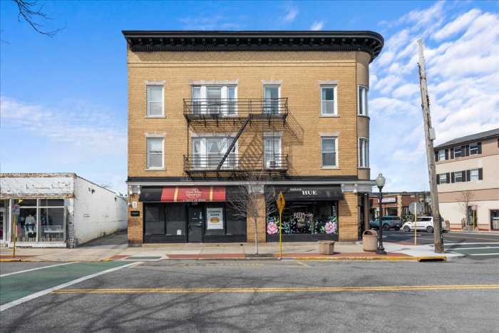 In Babylon Village, residential units above restaurants and retail shops—known as “mixed-use properties”—contribute to the vibrant, bustling life within the community. Among these, 238-240 Deer Park Avenue, was recently sold for $4.625 million, a sale reflecting the continued demand for well-located mixed-use properties in the Town, while another is located a few blocks south at 180 Deer Park Avenue.